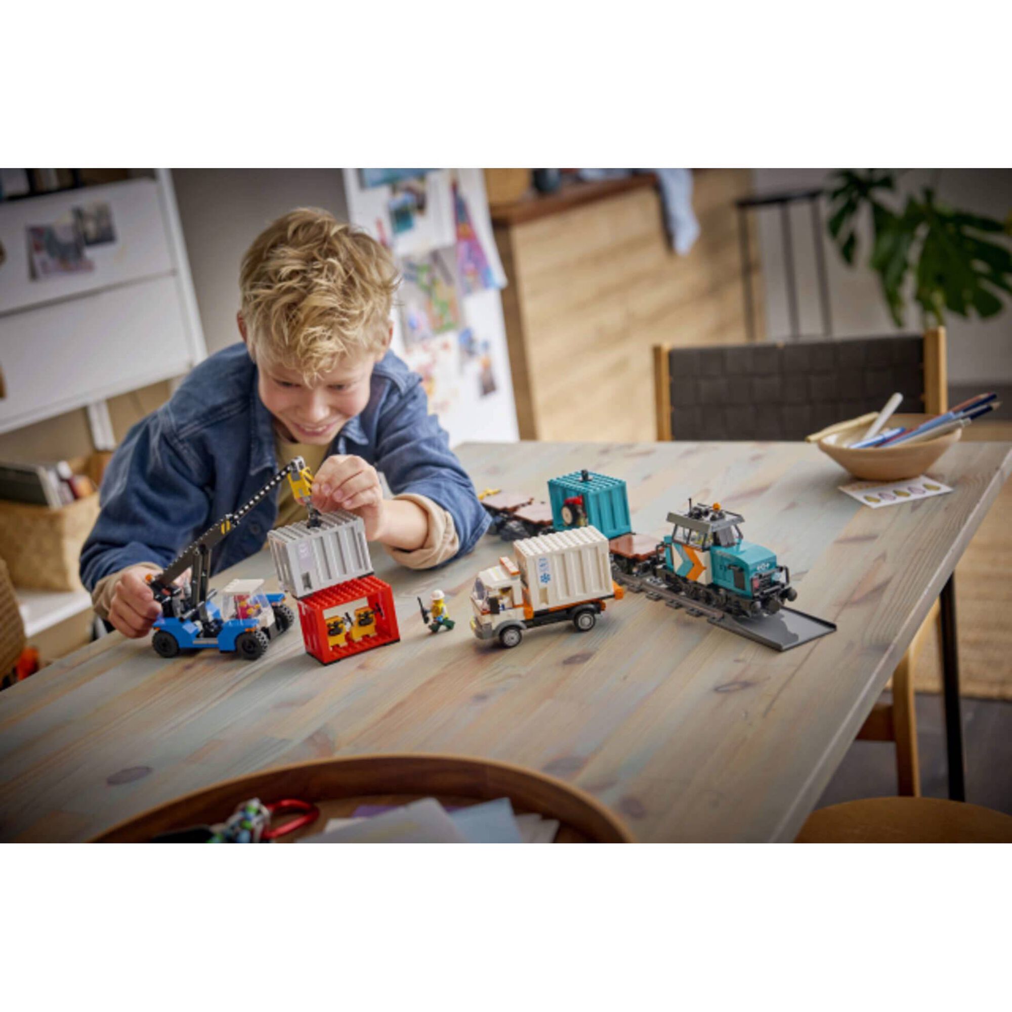 LEGO City - Porto de Comboios de Mercadoria com Grua e Cami&atilde;o - 60509