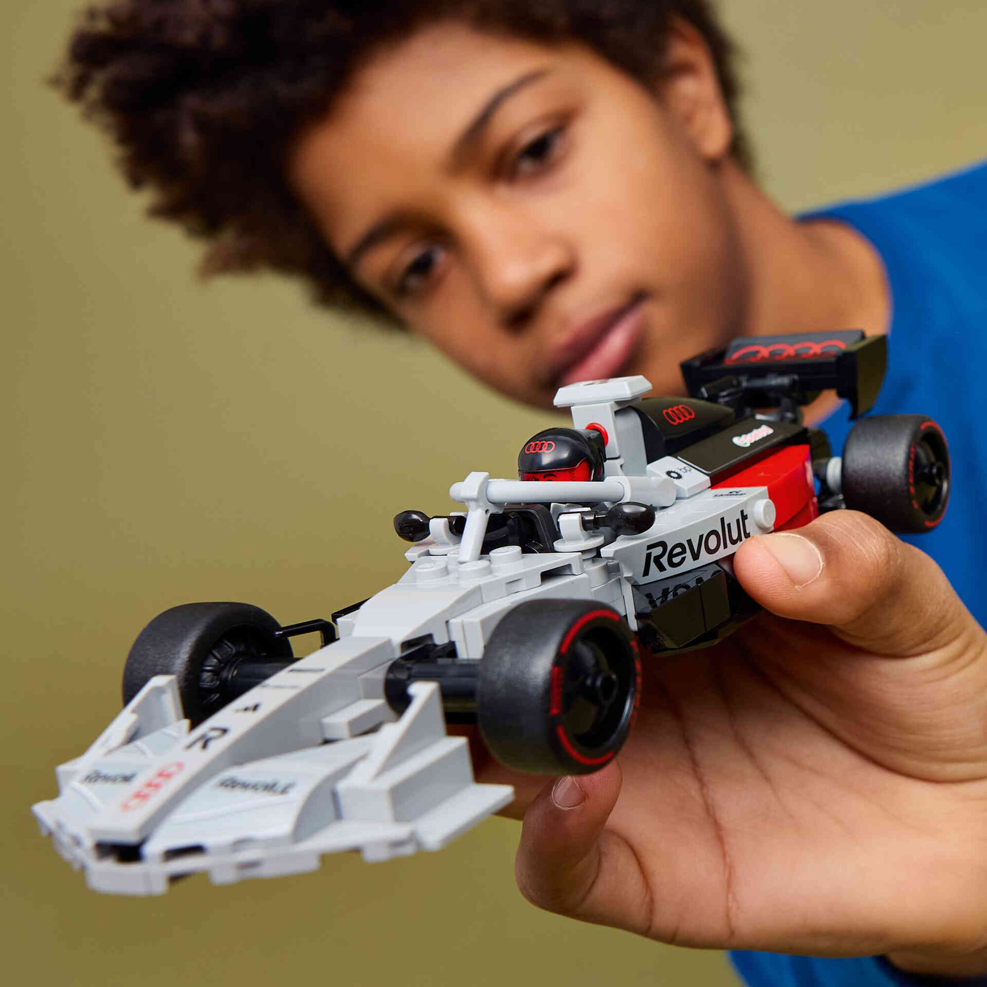 LEGO Speed Champions - Carro de Corrida Audi Revolut F1 Team R26 - 77259