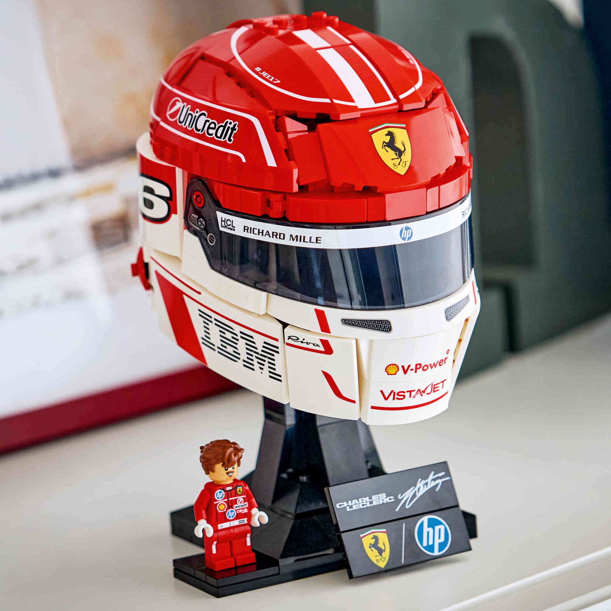 LEGO - Capacete Scuderia Ferrari HP de Charles Leclerc - 43014