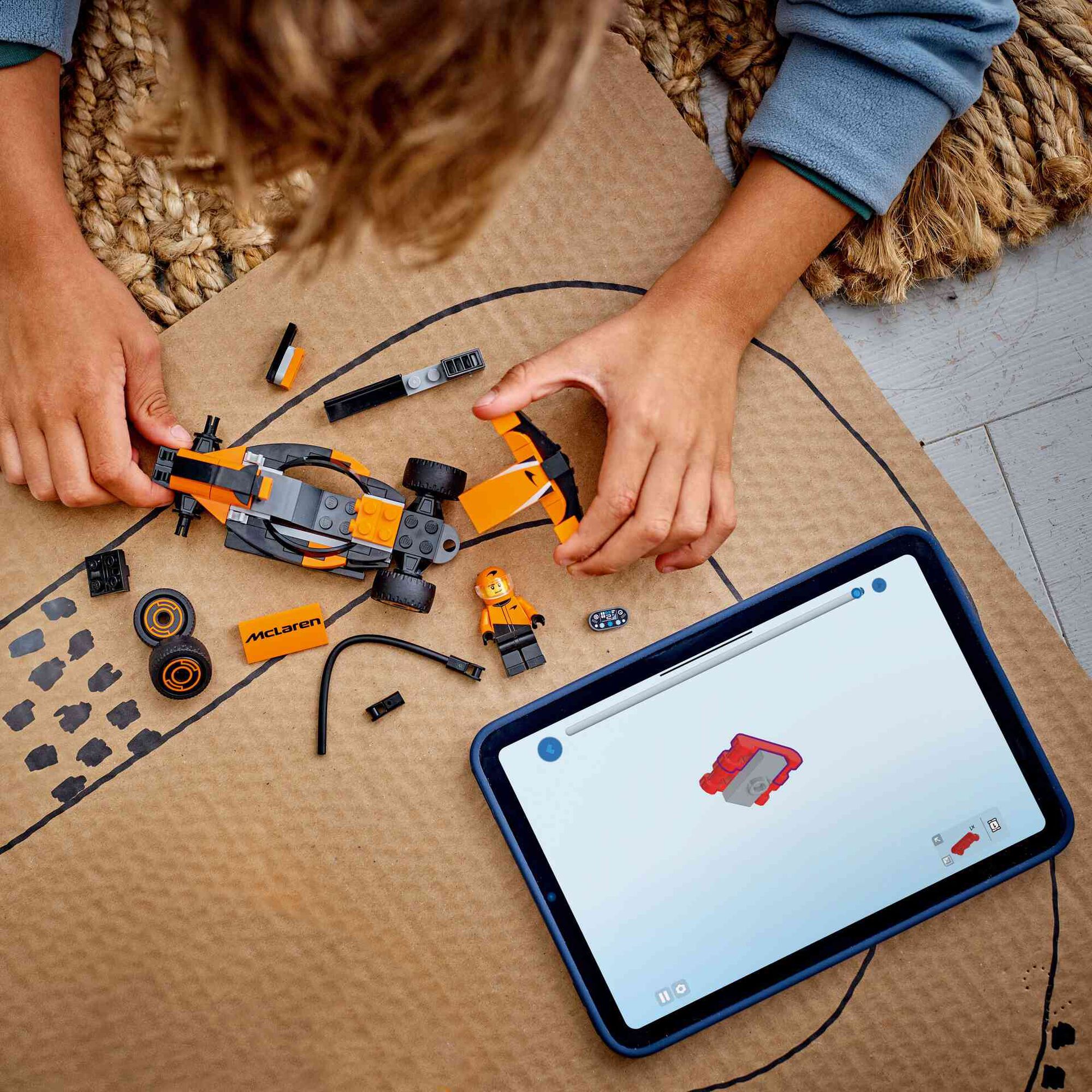 Piloto de F1 com Carro de Corrida McLaren - 60442