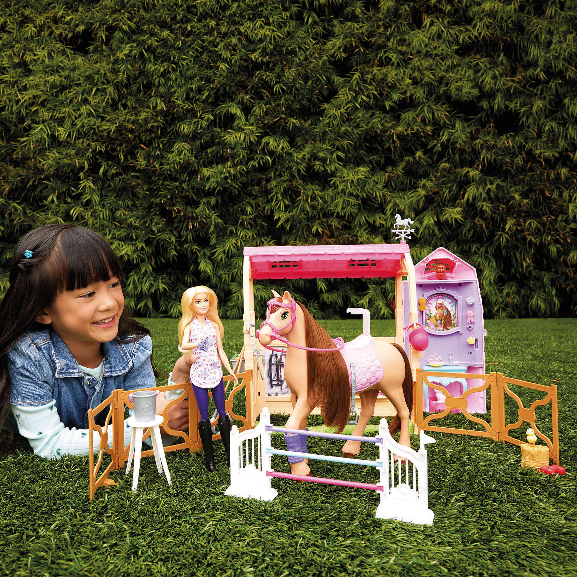 Barbie - Boneca e Est&aacute;bulo com Cavalo