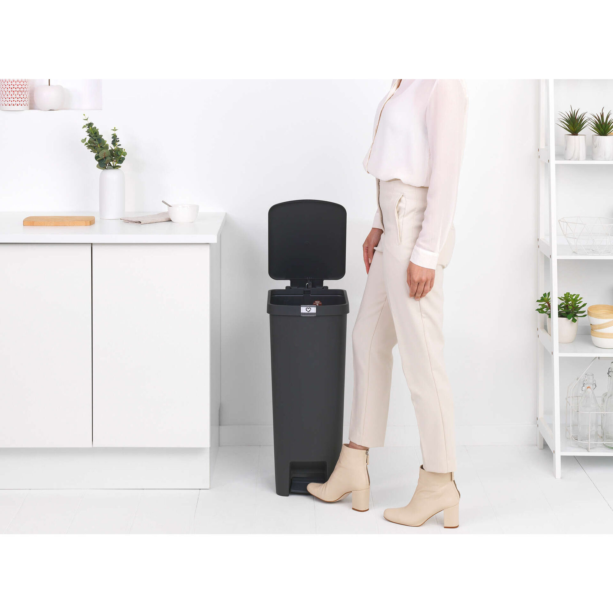 Balde de Lixo com Pedal Pl&aacute;stico 40L Preto StepUp Brabantia