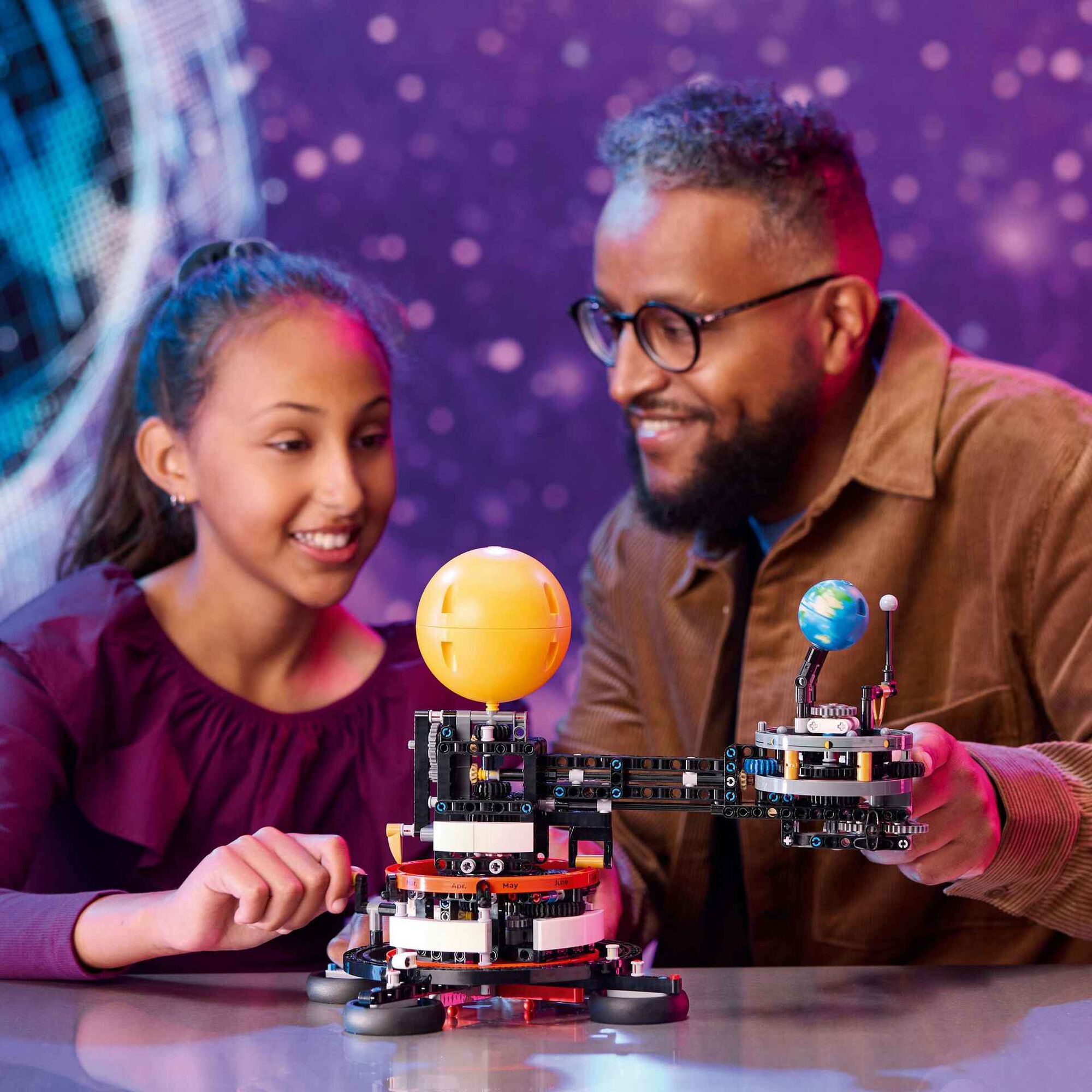 LEGO Technic - Planeta Terra e Lua em &Oacute;rbita - 42179