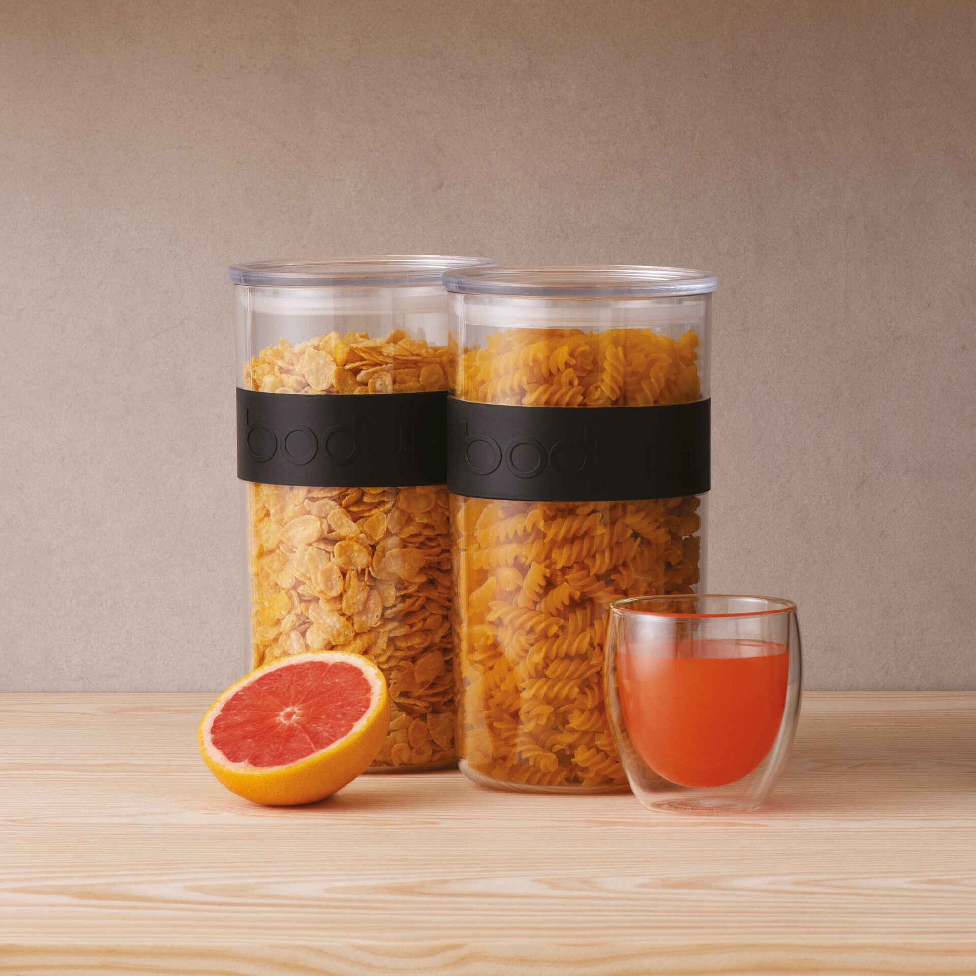 Conjunto 2 Frascos Pl&aacute;stico com Tampa e Faixa Silicone Preta Presso