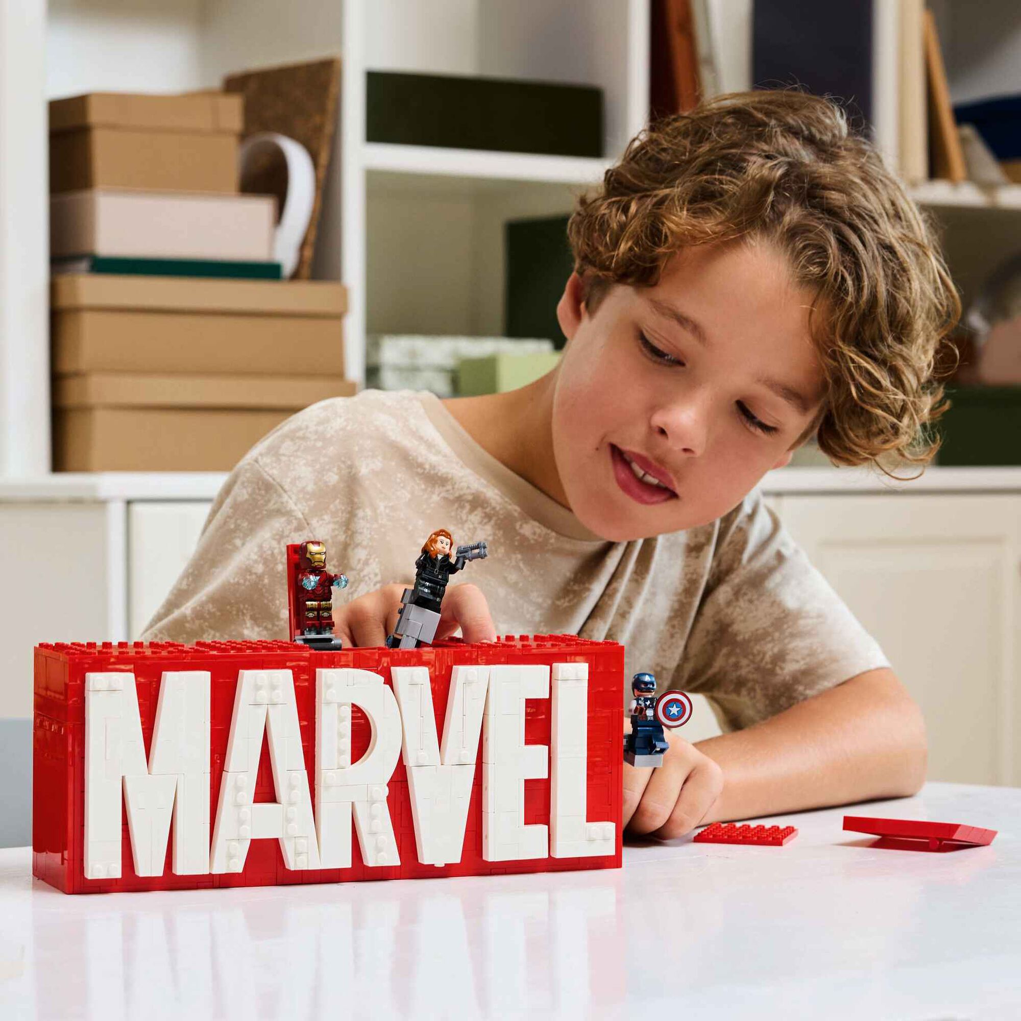 Log&oacute;tipo MARVEL e Minifiguras - 76313