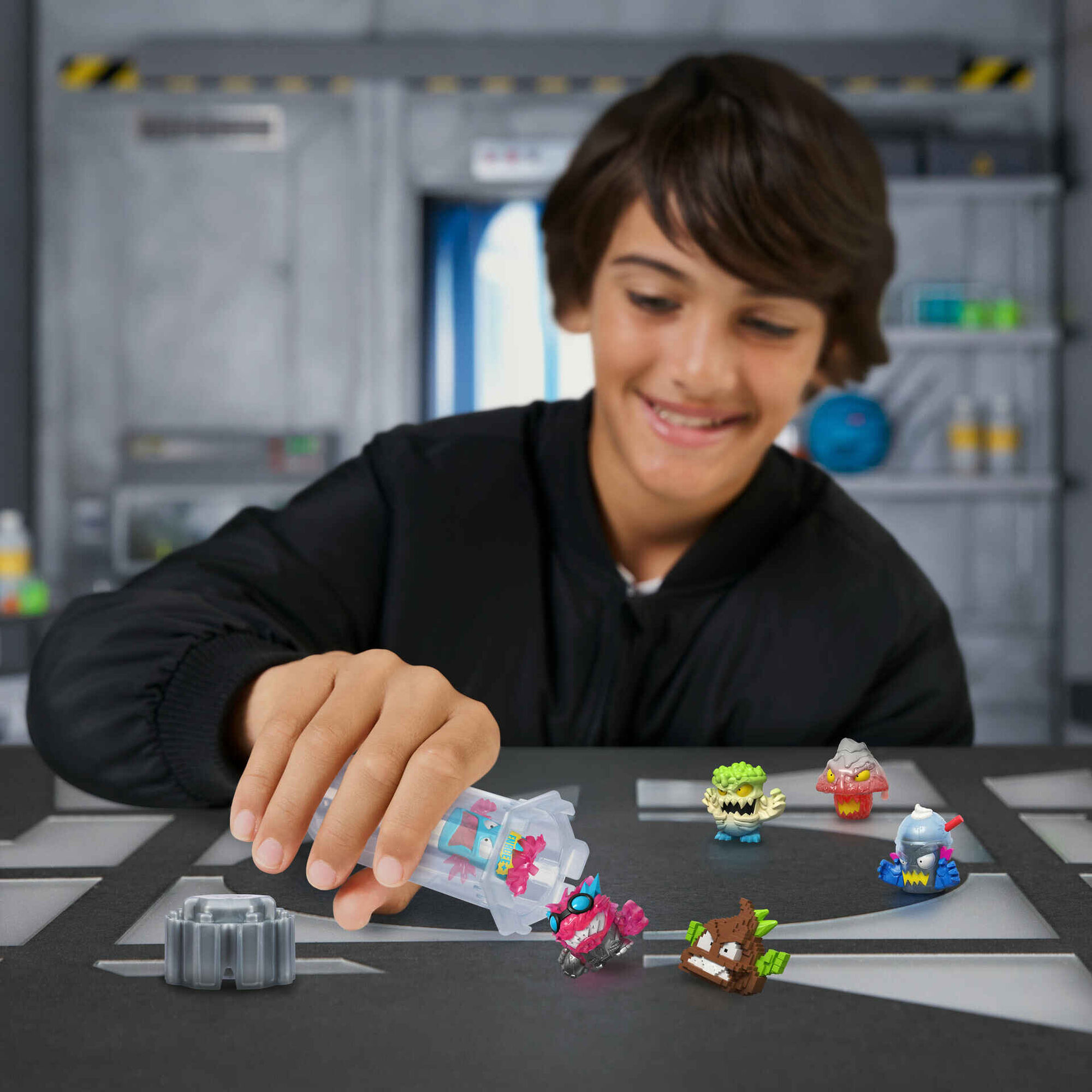 Mr. Beast - Pack 6 Figuras Lab Swarms Hyper Fusion