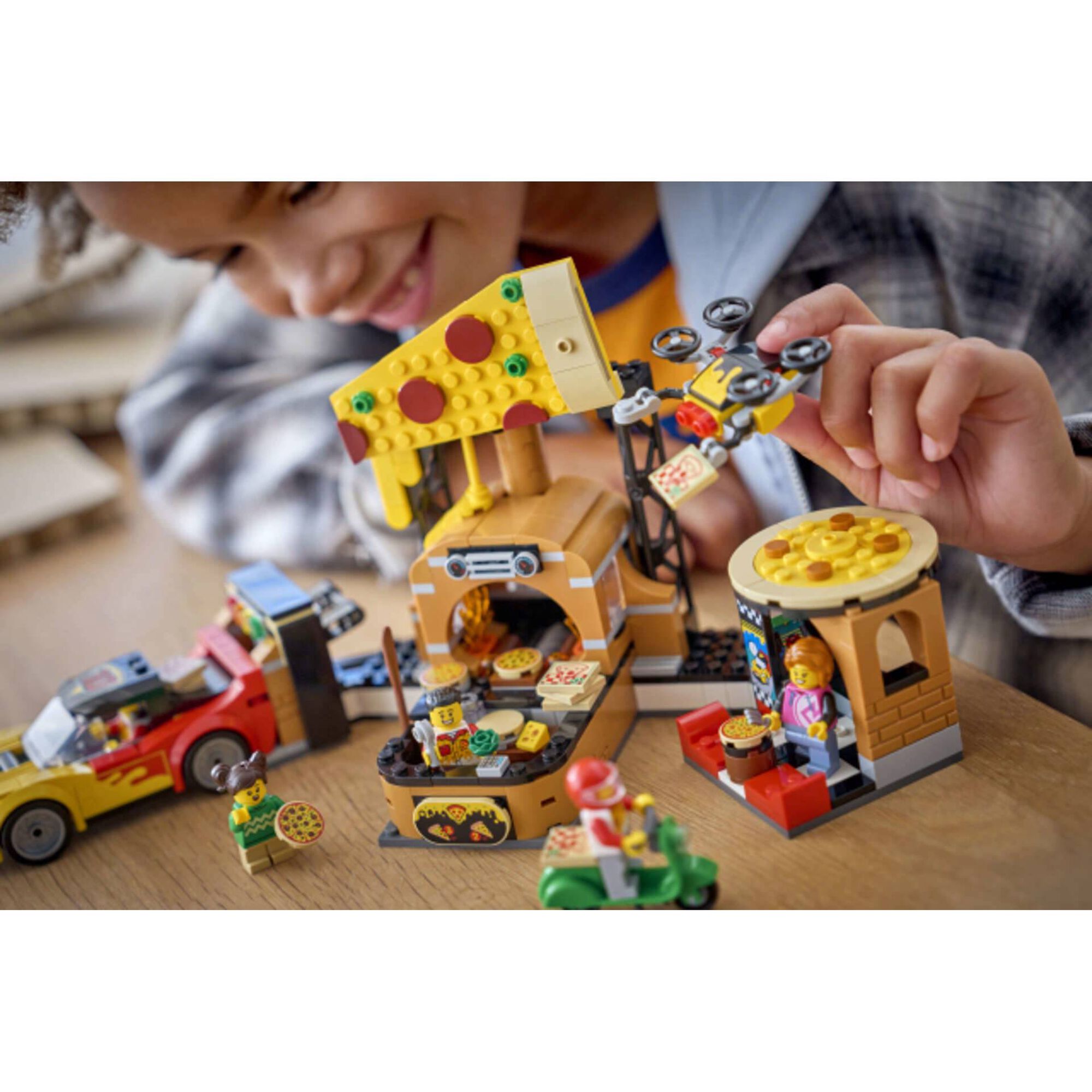 LEGO City - Experi&ecirc;ncia de Entregas de Pizza com Ve&iacute;culos - 60496