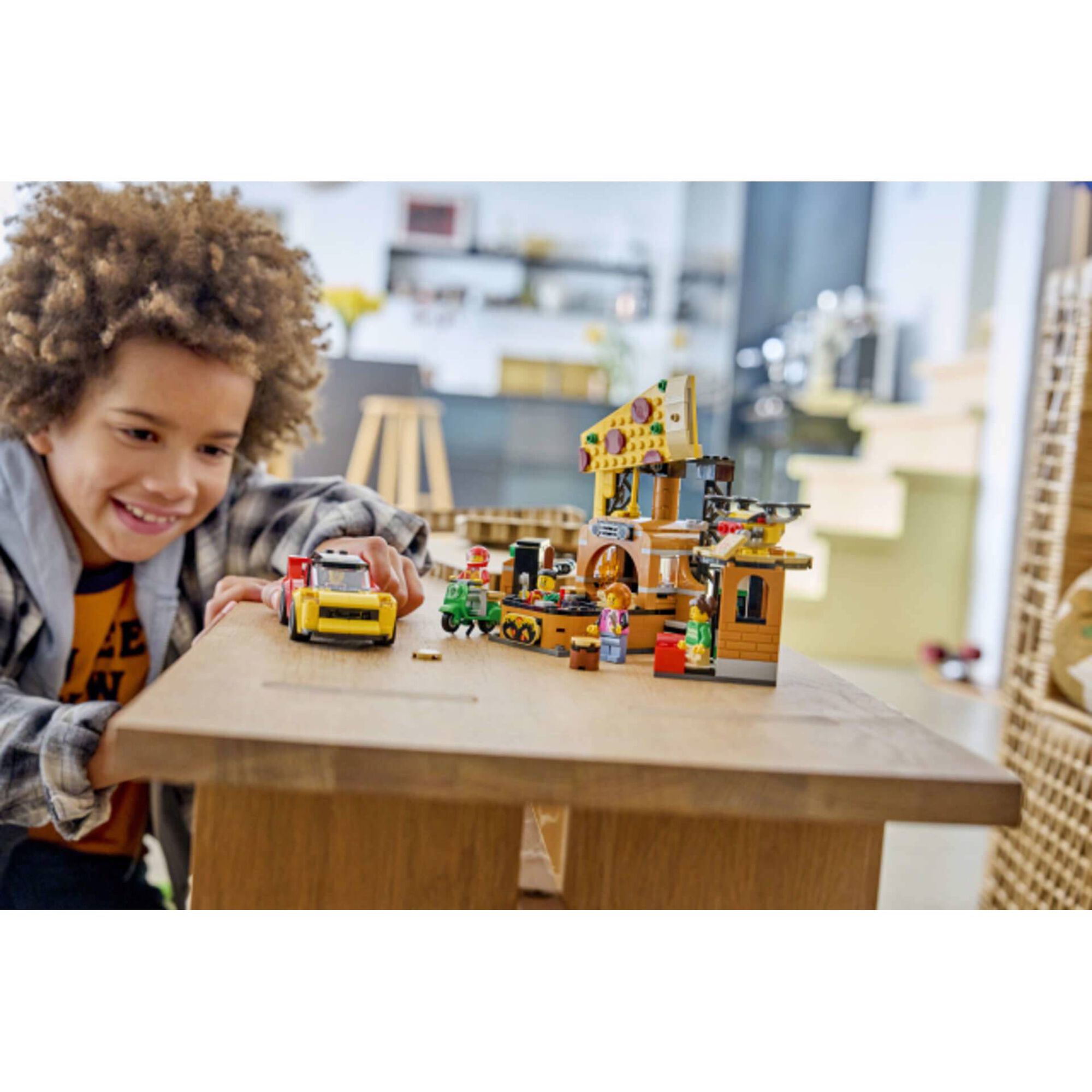 LEGO City - Experi&ecirc;ncia de Entregas de Pizza com Ve&iacute;culos - 60496