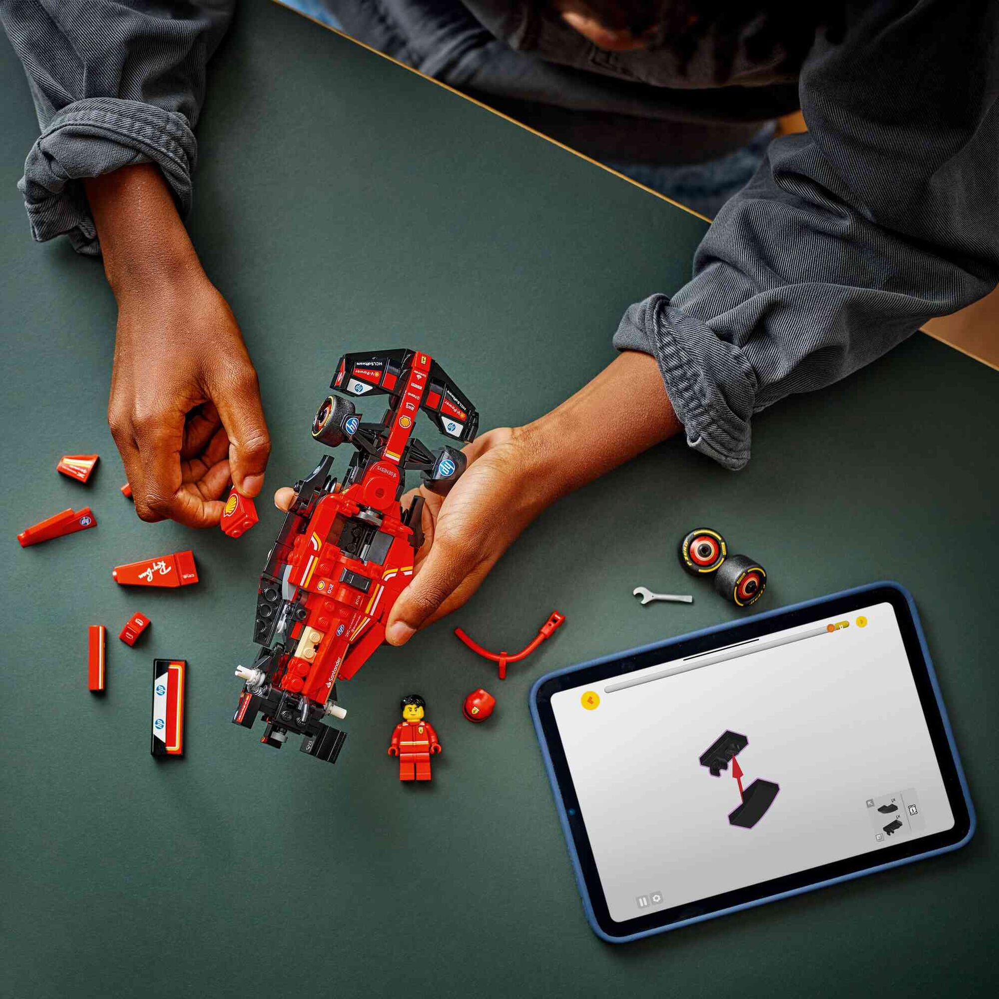 Carro de Corrida Ferrari SF-24 F1 - 77242