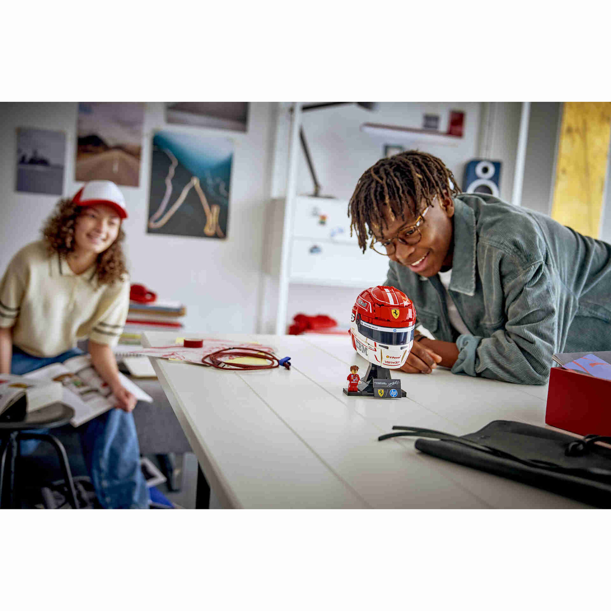 LEGO - Capacete Scuderia Ferrari HP de Charles Leclerc - 43014