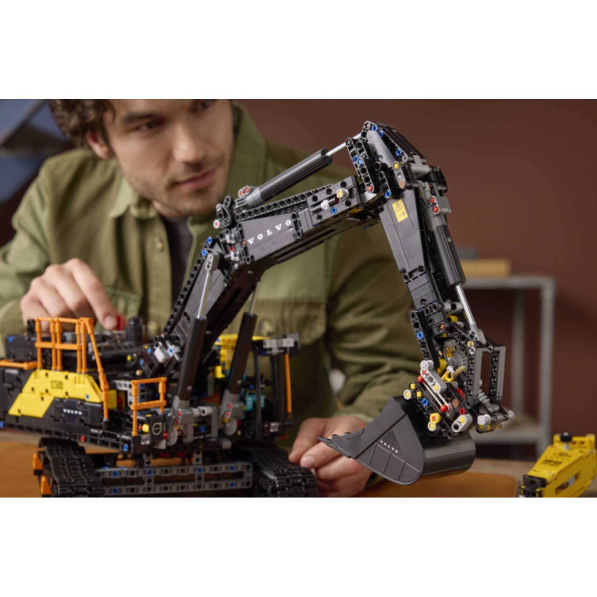 LEGO Technic - Escavadora Volvo Ec500 Hybrid - 42215