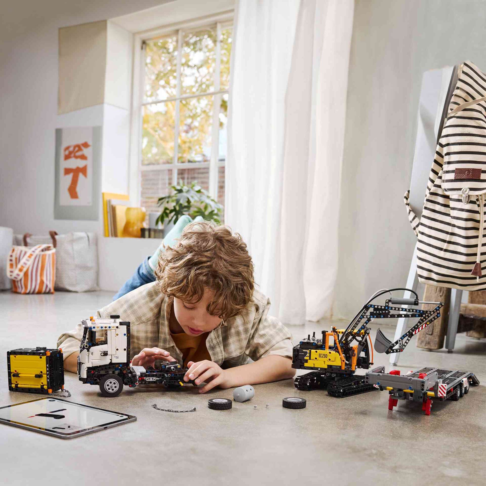 Camião Volvo FMX e Escavadora Elétrica EC230 - 42175