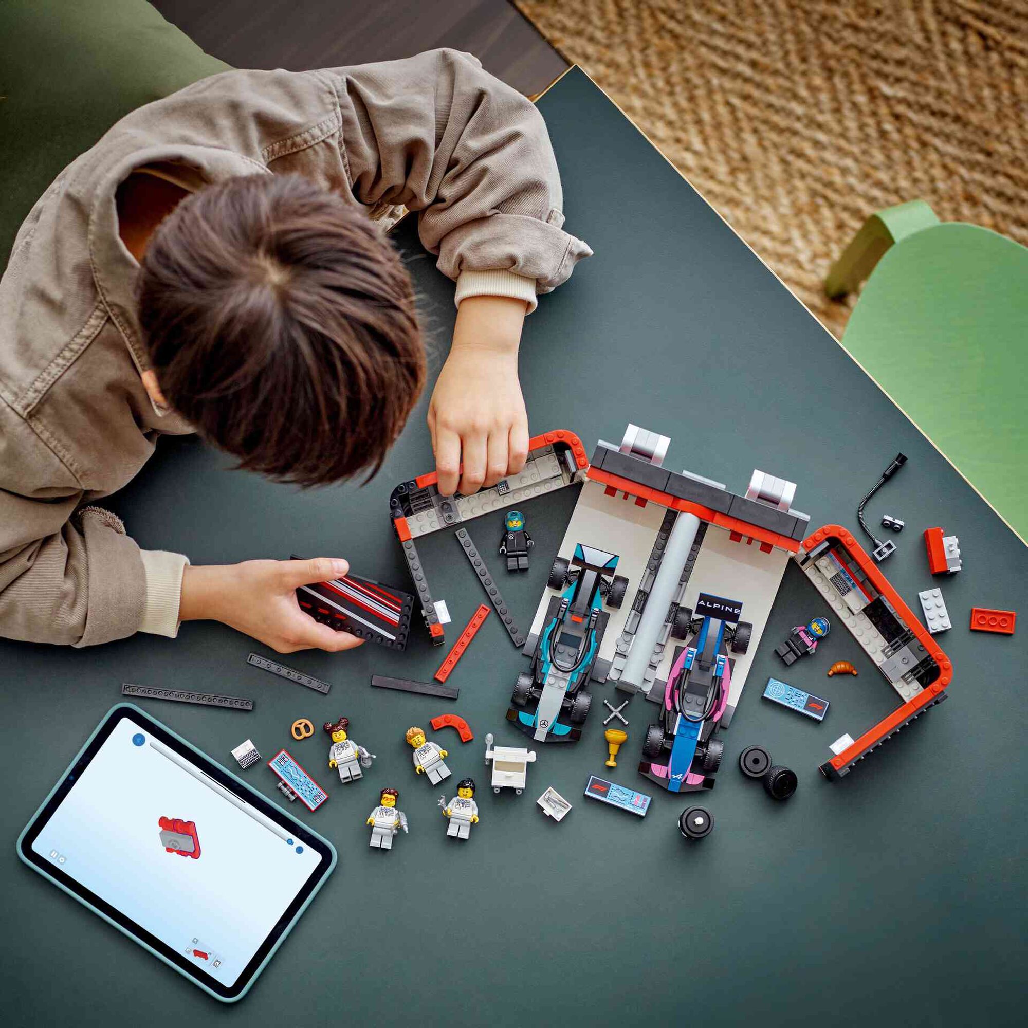 Garagem de F1 e Carros da Mercedes-AMG e Alpine - 60444