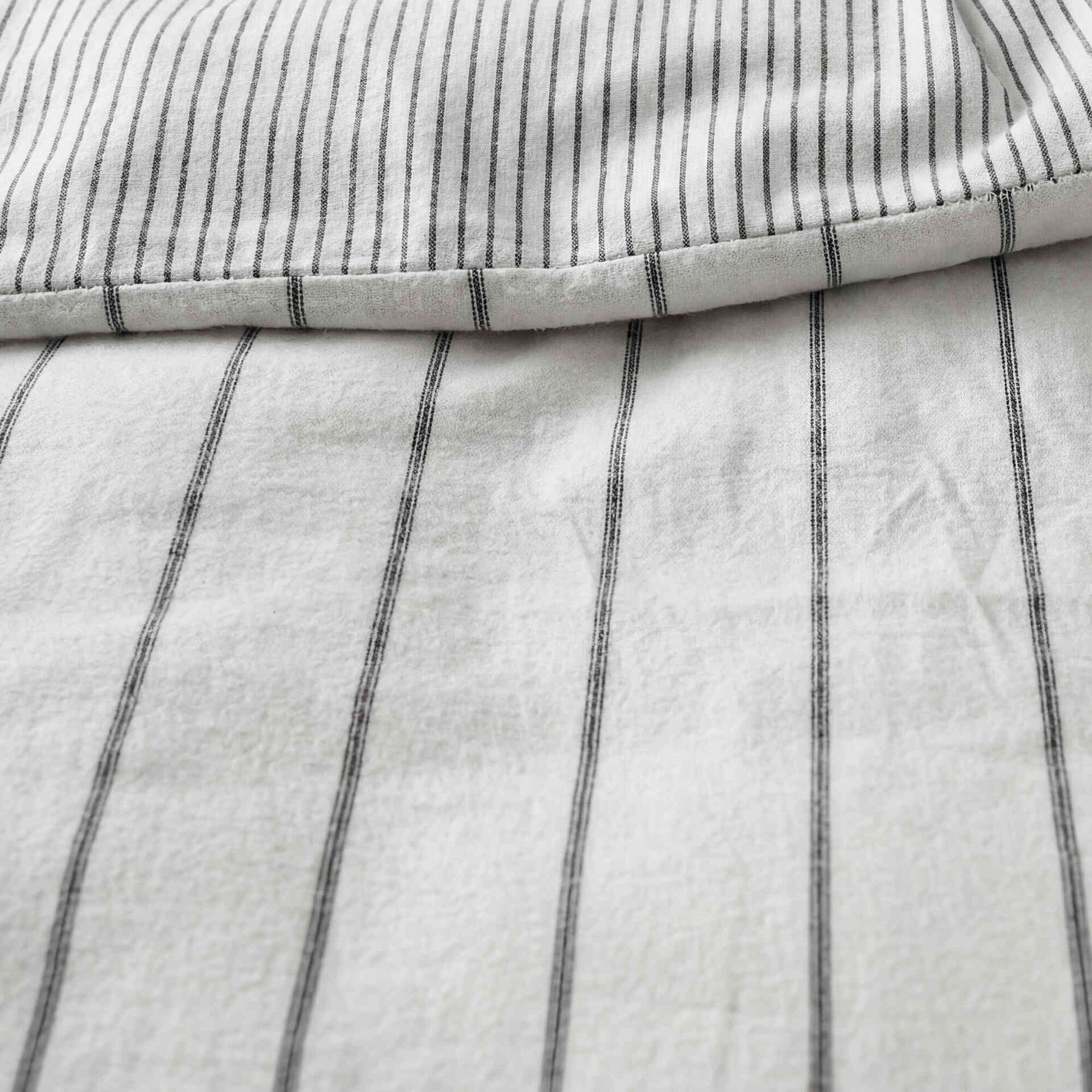 Conjunto Capa de Edred&atilde;o e Fronhas 220x240cm Riscas Cinza Kasa