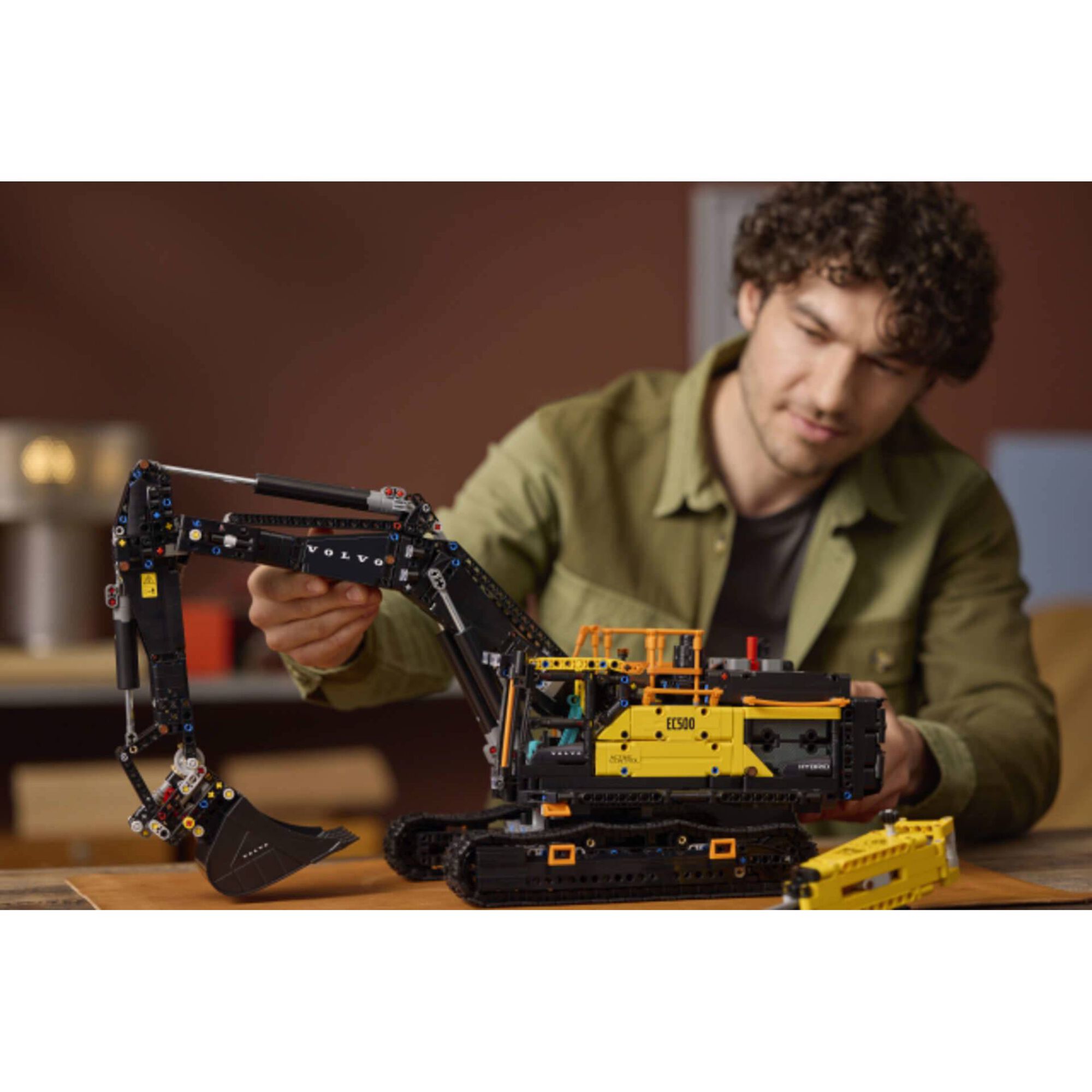 LEGO Technic - Escavadora Volvo Ec500 Hybrid - 42215