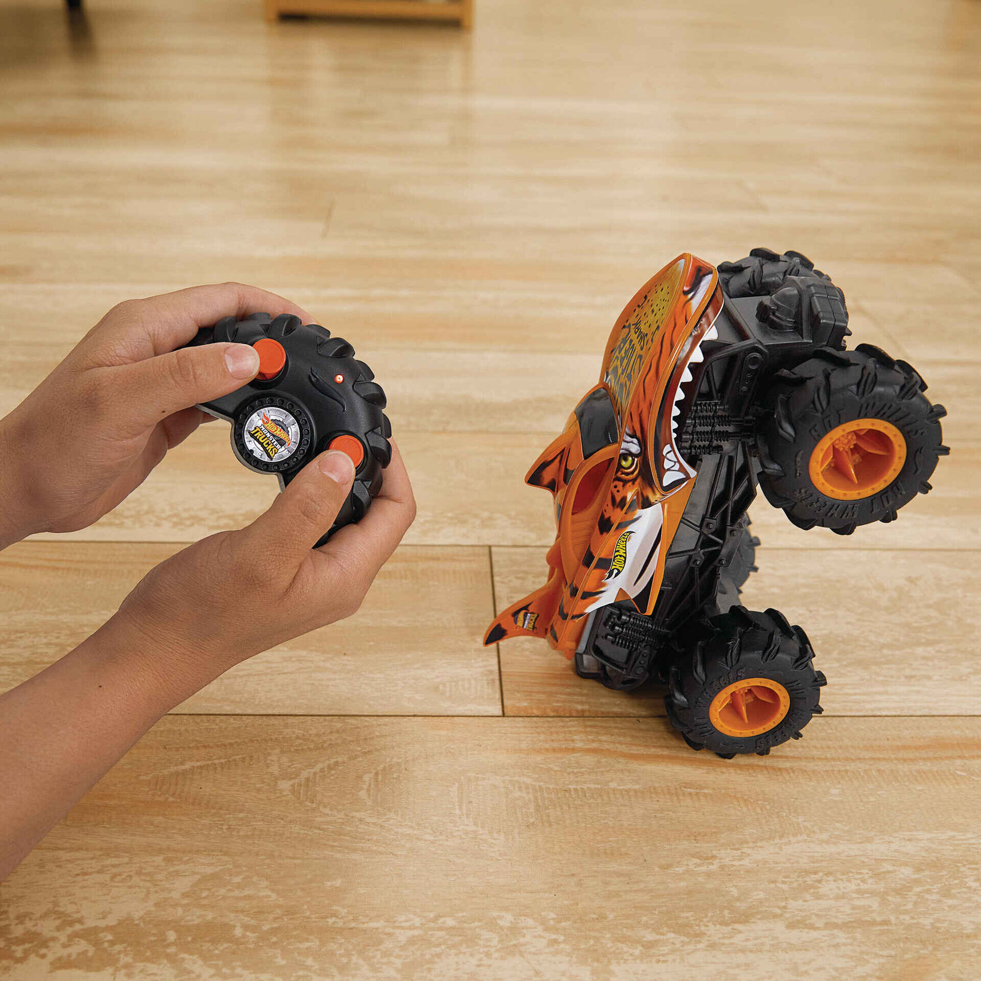 Hot Wheels - Carro Telecomandado Monster Trucks 1:24 Shark Tiger