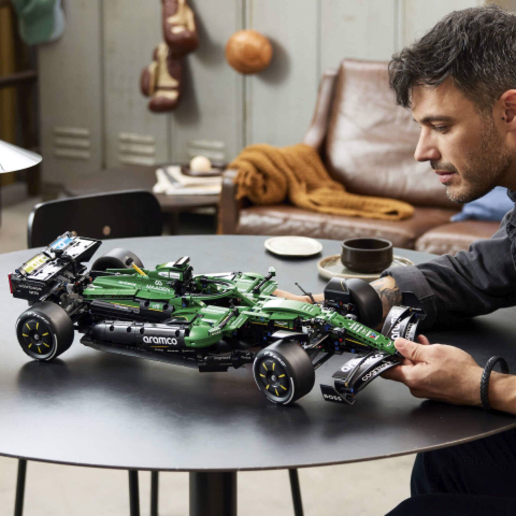 LEGO Technic - Carro de F&oacute;rmula 1 Aston Martin Aramco AMR25 - 42240
