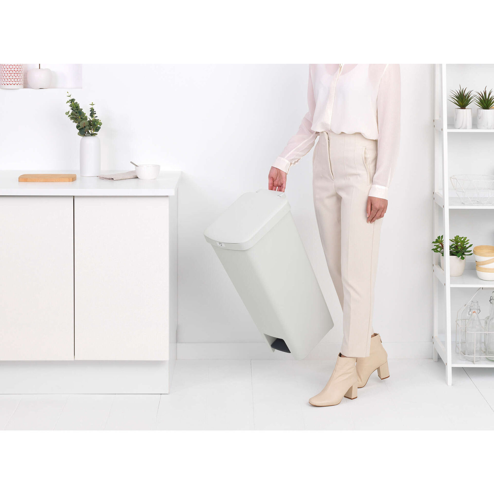 Balde de Lixo com Pedal Pl&aacute;stico 40L Branco StepUp