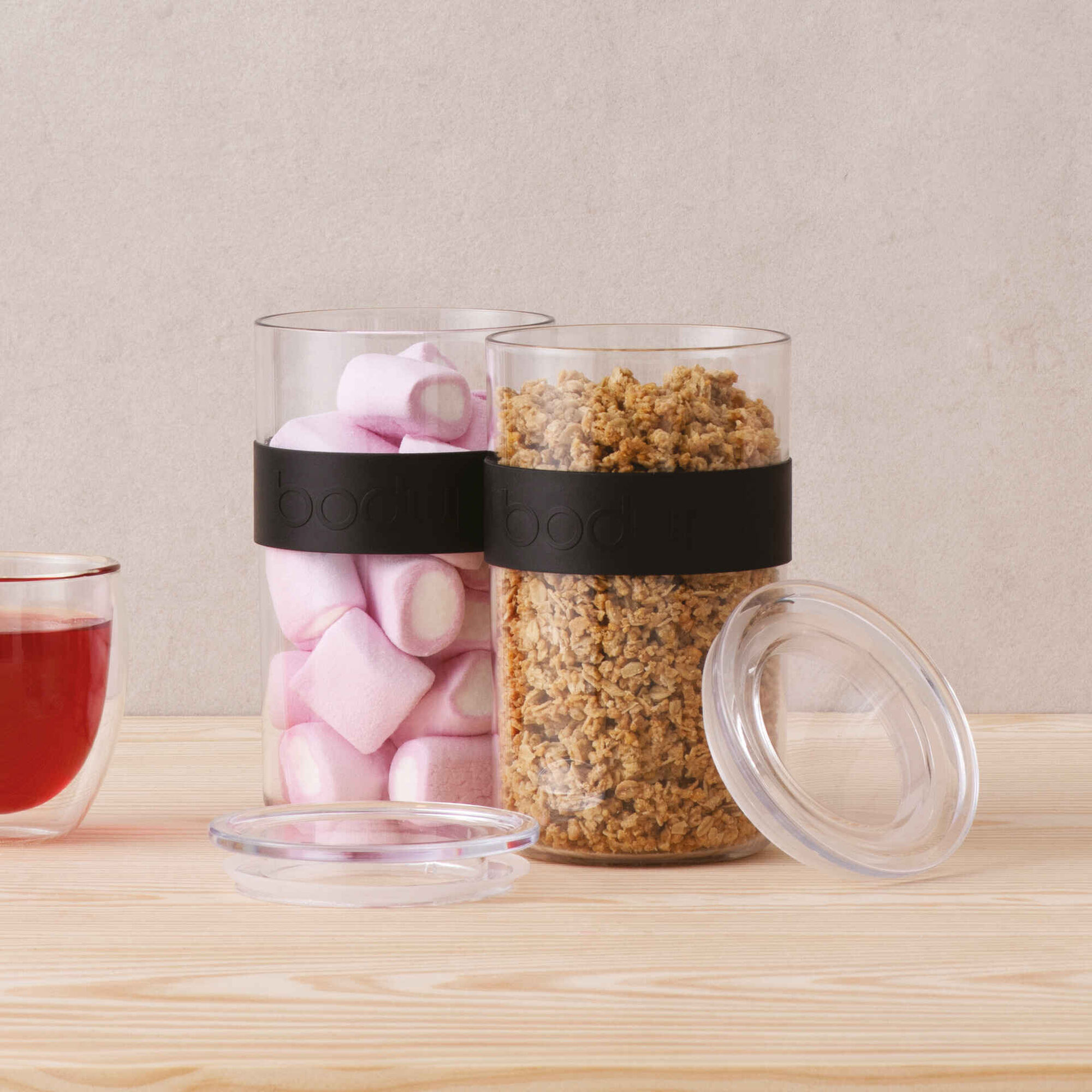 Conjunto 2 Frascos Pl&aacute;stico com Tampa e Faixa Silicone Preta Presso