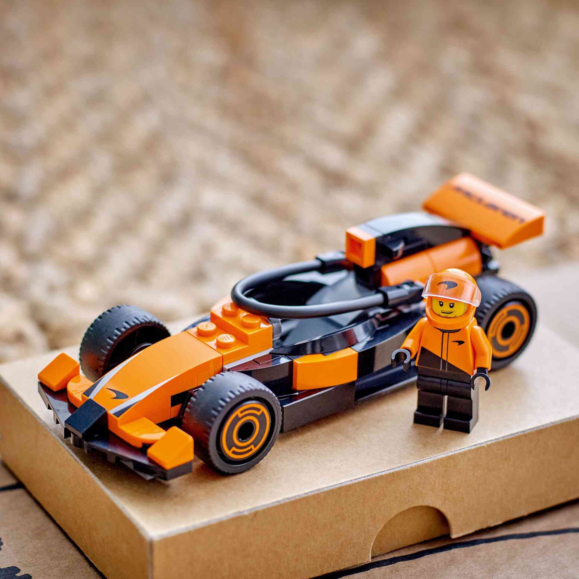 Piloto de F1 com Carro de Corrida McLaren - 60442