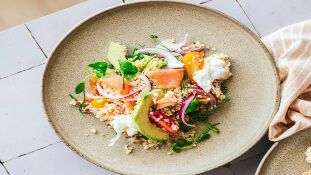 Salada de Salm&atilde;o Fumado e Abacate