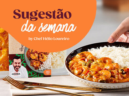 Sugestão da semana Cozinha Continente por Chef Hélio Loureiro. Fotografia de Moqueca de camarão à baiana com arroz branco. Ir para página do produto.